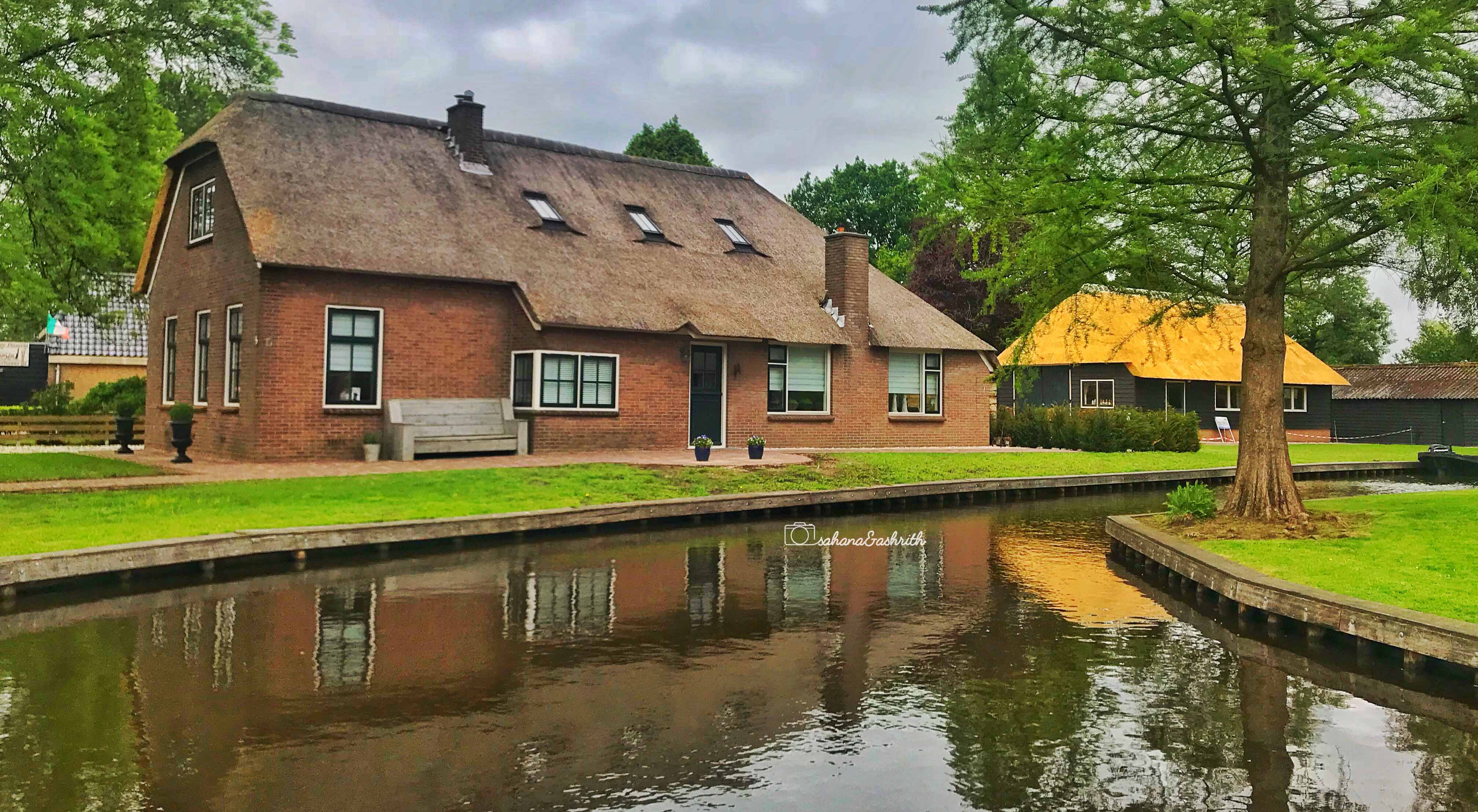 Brown house with thtached roof by the canal side in Giethoorn - Netherlands Trvael guide