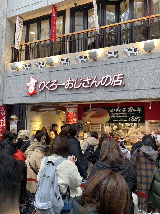 long line of people waiting infront of Uncle rikuro cheesecake shop