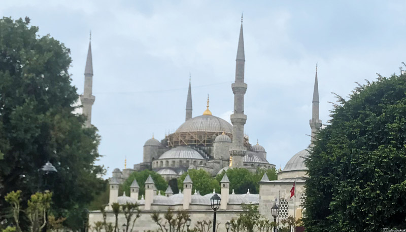 blue mosque in istanbul with minarets and domes